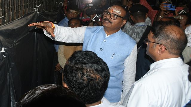 डिप्टी सीएम ब्रजेश पाठक ने खोली खिड़की...उखड़कर हाथ में आ गया उसमें लगा दरवाजा, अधिकारियों को फूले हाथ-पांव