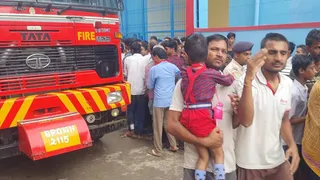 स्कूल से बच्चे को ले जाते अभिभावक। जागरण