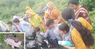 हादसे के बाद अभिभावकों के साथ सहमे हुए बच्चे व गड्ढे में पलटी मैजिक वाहन। जागरण