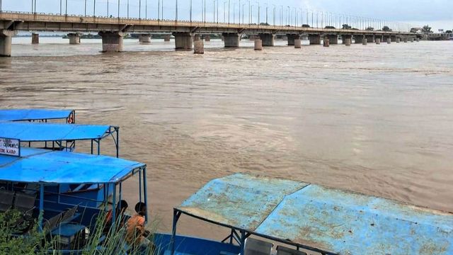 कासगंज में गंगा मार रही उफान,  24 घंटे में और बढ़ेगा पानी; प्रशासन ने तटबंधों पर निगरानी बढ़ाई