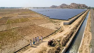 सोलर प्लांट ने बदला टाली झरना का रास्ता, लखीसराय के किसानों पर गहराया सिंचाई संकट (AI Generated Image)
