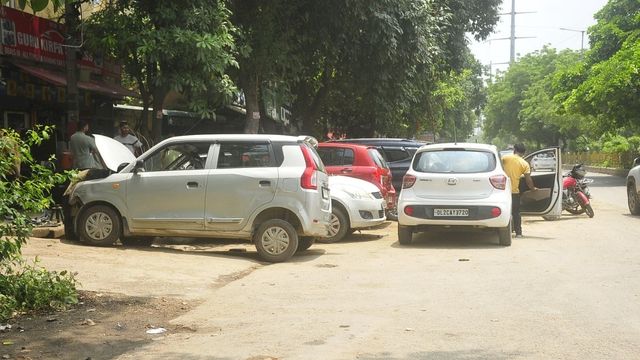 इंदिरापुरम में फुटपाथ से लेकर सड़क तक अतिक्रमण, शिकायत पर भी नहीं होती सुनवाई