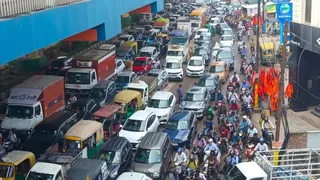 मेरठ रोड पर लगा कई किलोमीटर लंबा जाम। फोटो- जागरण