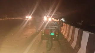नेशनल हाइवे कार की टक्कर से क्षतिग्रस्त ई-रिक्शा से घायल को निकालते हुए।