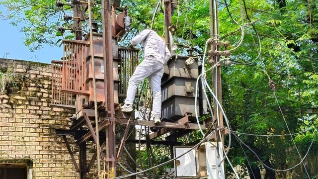 पठानकोट में हड़ताल खत्म होते ही मैदान में उतरे बिजली कर्मचारी, उमस और बारिश के बीच बहाल कर रहे बिजली आपूर्ति
