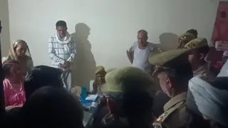 प्रतापगढ़ में देवसरा थाना क्षेत्र के अमरगढ़ कोट में लूट की घटना के बारे में पीड़ित महिला से जानकारी लेती पुलिस। जागरण