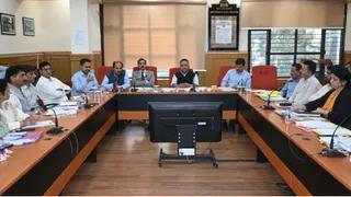 हिमाचल शिक्षा विभाग के अधिकारियों के साथ बैठक करते शिक्षा मंत्री रोहित ठाकुर।
