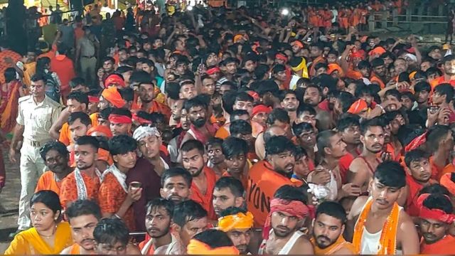सावन की पहली सोमवारी पर रोहतास के गुप्ताधाम में आस्था का महासंगम; एक लाख से अधिक श्रद्धालुओं ने किया जलाभिषेक
