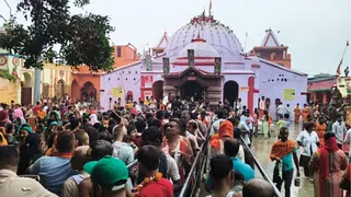 खुसरूपुर के बैकठपुर मंदिर में लगी शिवभक्तों की कतार। जागरण