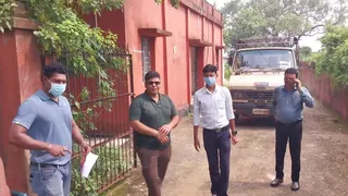 सुजीत सिन्हा के पोस्टमार्टम के दाैरान जामताड़ा पोस्टमार्टम हाउस में मौजूद दंडाधिकारी व चिकित्सकों की टीम।(फोटो जागरण)