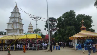 मधुबनी के भवानीपुर स्थित उग्रनाथ महादेव मंदिर में जलाभिषेक एवं पूजा अर्चना के लिए कतारबद्ध श्रद्धालु। फोटो: जागरण