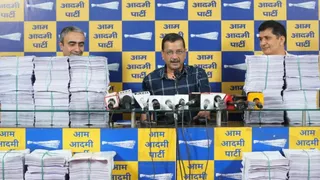 आप के राष्ट्रीय संयोजक अरविंद केजरीवाल ने कहा कि वह 100 लोगों के साथ प्रधानमंत्री आवास तक पैदल मार्च करेंगे। फाइल फोटो