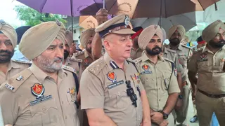 पकड़े गए नाबालिगों की जानकारी देते हुए सीनियर पुलिस अधिकारी।