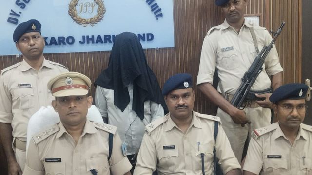 बोकारो में ब्राउन शुगर बेचता आरोपी रंगे हाथ गिरफ्तार, 8,450 रुपये कैश बरामद