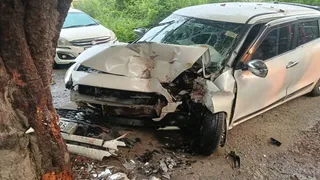आजमगढ़ में अनियंत्रित स्विफ्ट कार पेड़ से टकराई, दो महिलाओं सहित तीन गंभीर घायल।