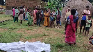 हत्यारोपियों के घरों से चारपाई लाकर शव को उठाने तथा अंतिम संस्कार का पूरा खर्च वहन करने की मांग पर अड़े परिजन।