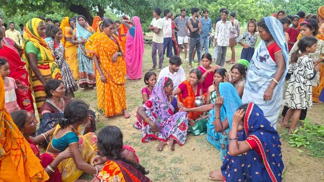 चतरा: पानी से भरे गड्ढे में डूबने से महिला की मौत, ठेकेदार की लापरवाही से भड़के ग्रामीणों का हंगामा