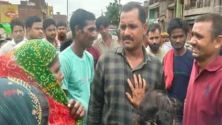 कौशांबी के सराय अकिल में सड़क हादसे में मां-बेटी की मौत के बाद बिलखते स्वजन व जुटी भीड़। जागरण