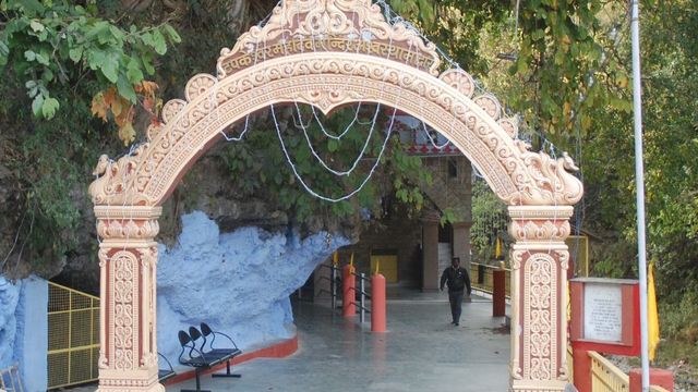 सावन का सोमवार: देहरादून के टपकेश्वर महादेव सहित शिवालयों में उमड़ी भक्तों की भीड़, सेवादार तैनात