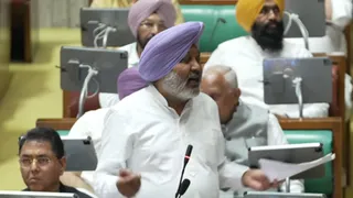 अयाली को जवाब देते हुए हरपाल चीमा।