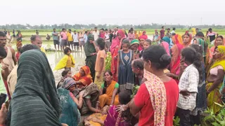 वज्रपात की चपेट में आने से मां बेटे की मौत के बाद विलाप करते स्वजन। फोटो: जागरण