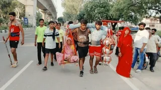 नानी रूपरानी को कांवड़ में बैठाकर लाते धेवते। जागरण