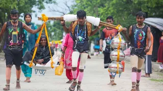अपनी दादी को कांवड़ यात्रा कराते हुए संभल (उत्तर प्रदेश) के गांव खेतापुर निवासी प्रमोद और सतपाल, साथ में परिवार के अन्य सदस्य