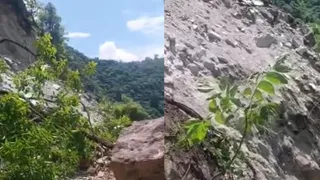 बोल्डर गिरने से यातायात हुआ प्रभावित।