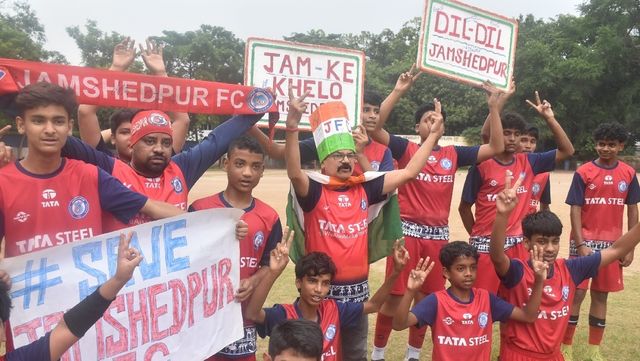 रेड माइनर और JFC फैंस क्लब का प्रदर्शन: क्लब बंद हुआ तो खत्म हो जाएगा युवाओं का सपना
