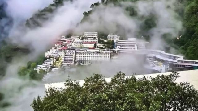 हल्की बारिश के बीच भी मां वैष्णो देवी यात्रा जारी, सभी यात्रा मार्ग सुचारू; लेकिन ये खास सुविधा बंद
