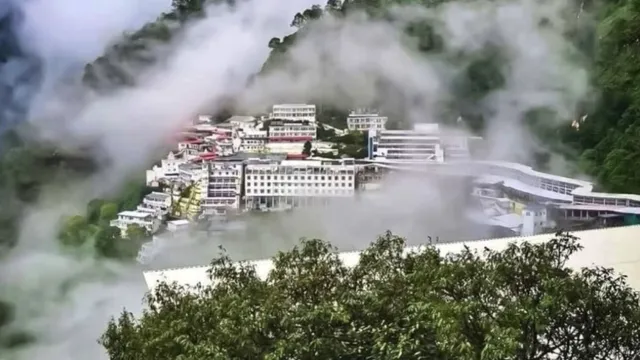 हल्की बारिश के बीच जारी है मां वैष्णो देवी यात्रा।