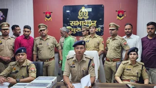 जानकारी देते एसएसपी श्लोक कुमार। (मध्य में)