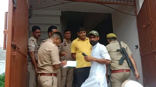 मेरठ में सिक्योरिटी गार्ड का शव मिलने पर पहुंची पुलिस।