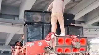मोदीपुरम में पुलिस ने रोका 12 फीट से ऊंचा डीजे वाला डाक कांवड़ ट्रक।