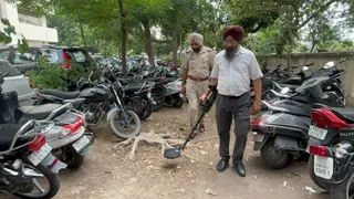 पटियाला में कोर्ट परिसर की जांच करते हुए बम निरोधक दस्ते की टीम।