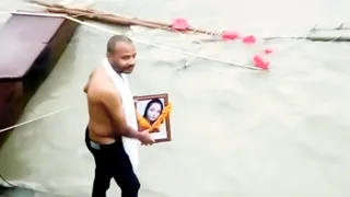 इंटरनेट मीडिया पर प्रसारित यमुना में पत्नी का फोटो हाथ में लेकर पिंडदान का वीडियो