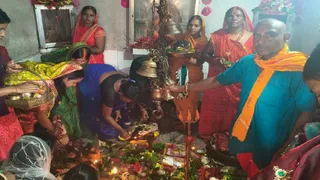 मनोकामना धाम अति प्राचीन शिव मंदिर मांडू में पूजा अर्चना करते भक्त।