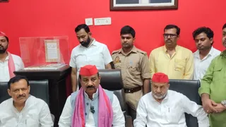 फिरोजाबाद में पत्रकारों से बात करने के दौरान प्रदेश अध्यक्ष व अन्य सपाई।