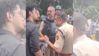 19 जुलाई को संसद मार्च की अनुमति लेने की बात कहते संयुक्त आयुक्त दीपक पुरोहित और डीसीपी सचिन शर्मा। सौजन्य: सोशल मीडिया