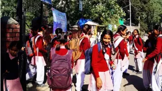School Closed: यूपी के कई जिलों में स्कूल कॉलेज बंद।