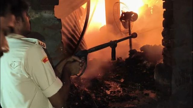 सीतामढ़ी के सोनबरसा बाजार में परचून दुकान और गोदाम में भीषण आग, 60 लाख के नुकसान की आशंका