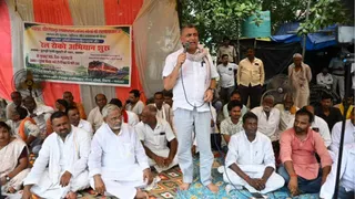 धरना सभा में बोलते सांसद सुधाकर सिंह। सौजन्य: संघर्ष मोर्चा