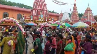 मोहनपुर प्रखंड के जौनापुर गांव के1100 शिवभक्तों का जत्था यह विशेष कांवड़ लेकर पहुंचा। फोटो: जागरण