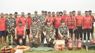 कुर्लीकोट थाना क्षेत्र के तावलभीटा बीओपी परिसर में जवानों के साथ डीआइजी राजीव राणा। सौ: एसएसबी