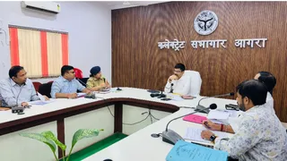 आगरा कलक्ट्रेट सभागार में यातायात व्यवस्था को लेकर बैठक करते डीएम मनीष बंसल।