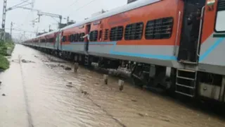 शिवसागर जिले के सिमालुगुड़ी रेलखंड में ट्रैक पर भरा पानी; पूर्वोत्तर सीमांत रेलवे ने बदला कई लंबी दूरी की ट्रेनों का मार्ग