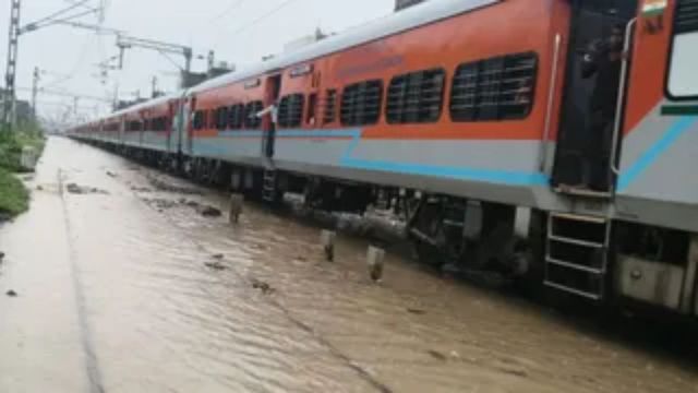 असम में बाढ़ से किशनगंज होकर चलने वाली राजधानी समेत कई ट्रेनें डायवर्ट; अवध-असम व कामरूप एक्सप्रेस लेट