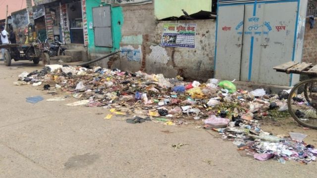 भागलपुर में निगम कर्मियों की हड़ताल से 51 वार्डों में सफाई ठप, सड़कों पर लगा 700 मीट्रिक टन कचरा