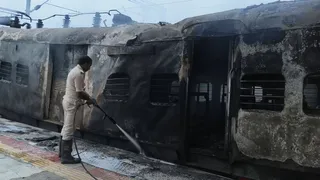 प्लेटफार्म संख्या दो पर खड़ी क्षतिग्रस्त ट्रेन। (जागरण)