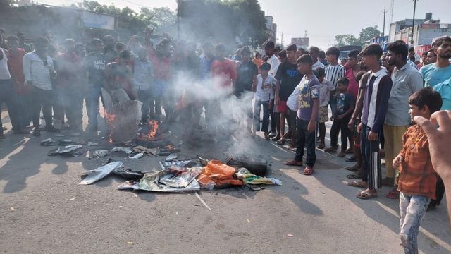 बगहा में बवाल: 3 दिन से लापता छात्र की तलाश में सड़क पर उतरे लोग, टायर जलाकर NH-727 किया जाम